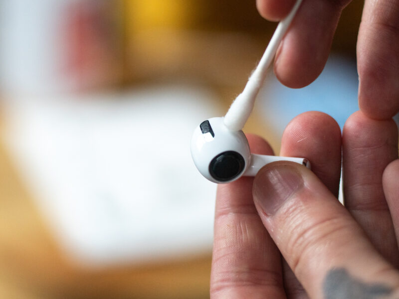 cleaning earbuds