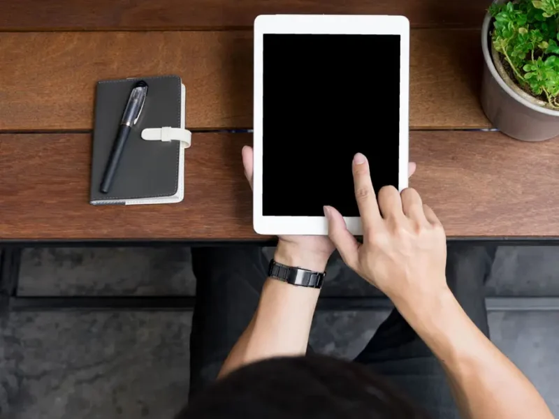 Technician repairing iPad black screen but pad is on issue at Milaaj.